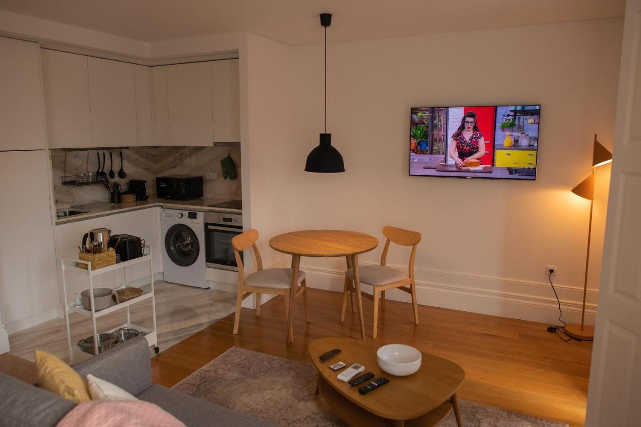 Spacious Studio W/ Balcony & Ac By Lovelystay OOporto Esterno foto