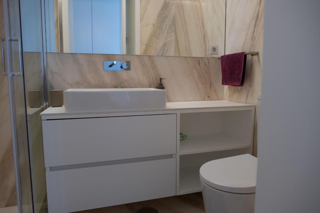 Spacious Studio W/ Balcony & Ac By Lovelystay OOporto Esterno foto