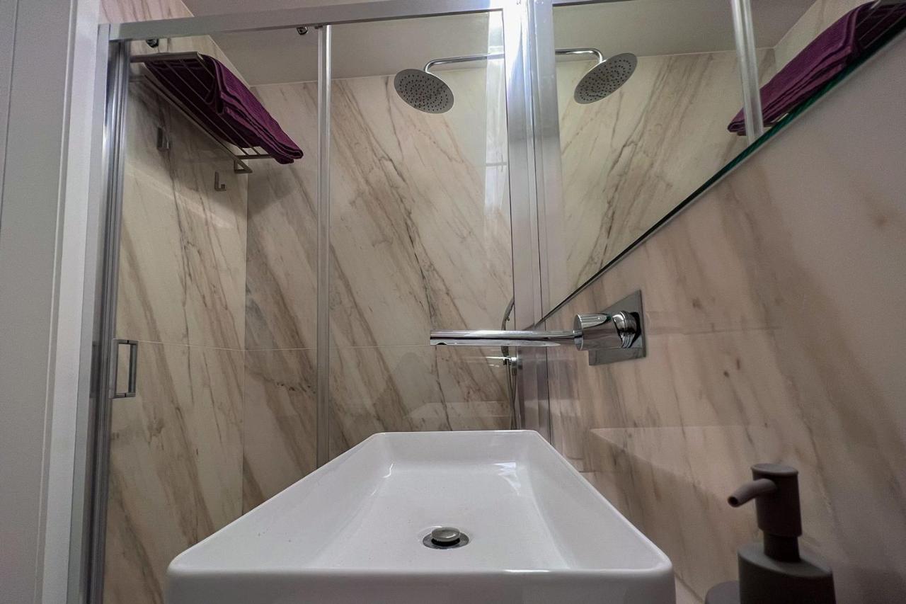 Spacious Studio W/ Balcony & Ac By Lovelystay OOporto Esterno foto